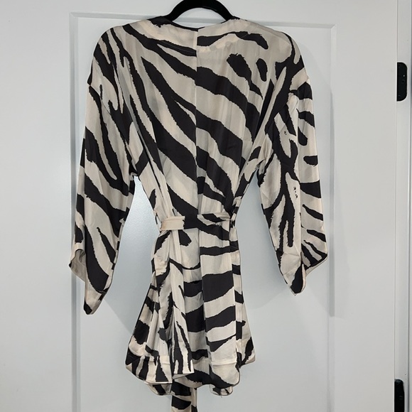 Patterned Wrap Front Blouse - Picture 6 of 7